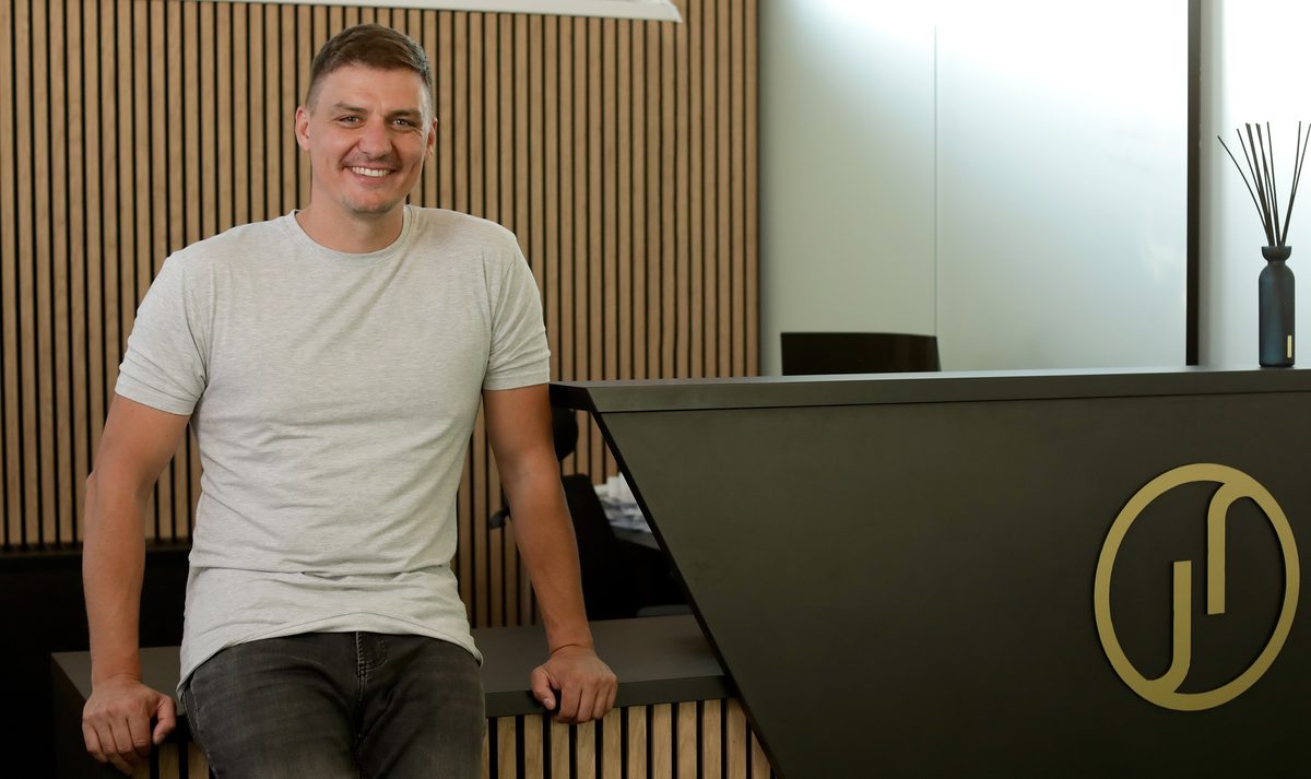 Jan Utěšil na recepci kanceláře Jaroš & Partners v Kladně