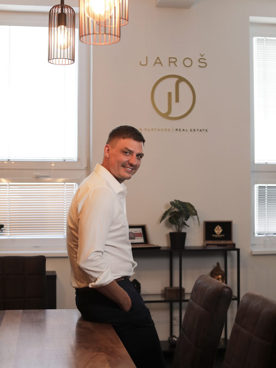 Jan Utěšil, realitní makléř, v kanceláři Jaroš & Partners